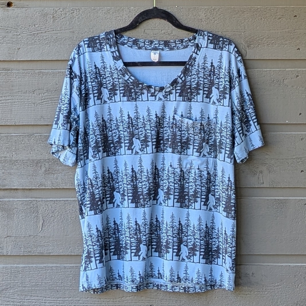 Kate Quinn Short Sleeve Sasquatch Pocket Tee Scoop Neck Large Blue Black